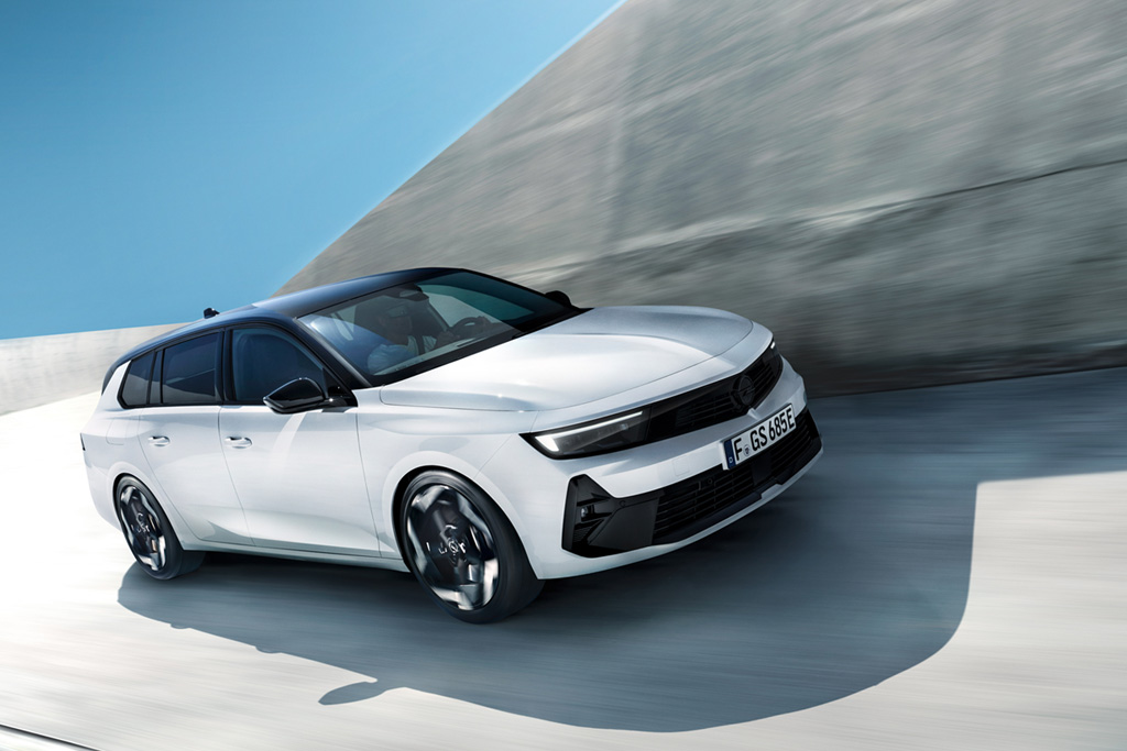 Opel zveřejňuje první snímky nových modelů Astra GSe a Astra Sports Tourer GSe
